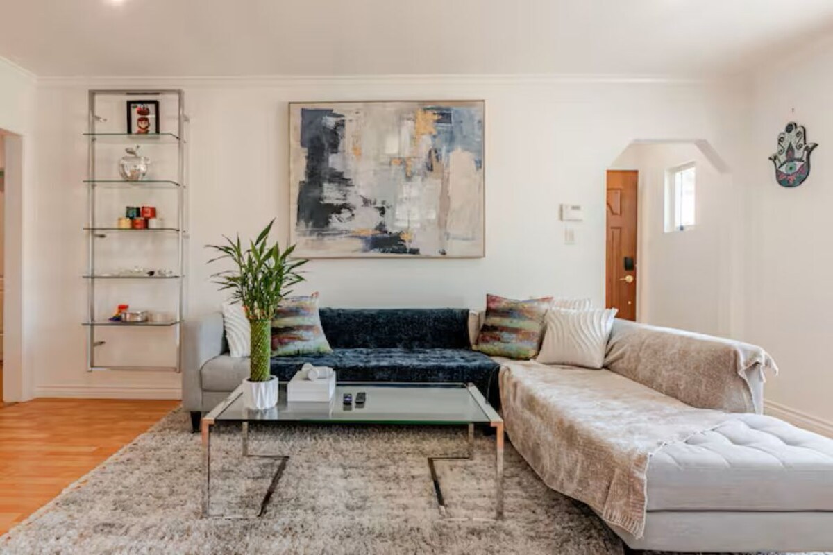 Resort-style 3BD, pool, walk to shops/cafes