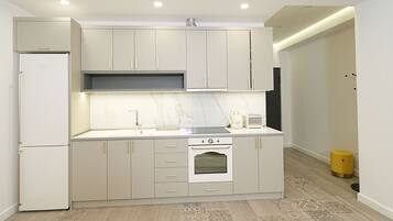 Réfrigérateur, four, plaque de cuisson, cafetiÚre/bouilloire