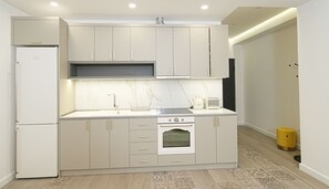 Réfrigérateur, four, plaque de cuisson, cafetière/bouilloire