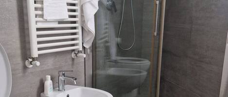 Dusche, Haartrockner, Bidet, Handtücher