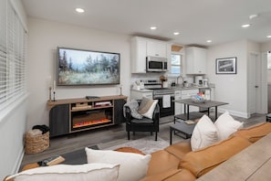 TV, fireplace, video games, books - Ideal Location & Mountain Views: Chattanooga Home! (Chattanooga)