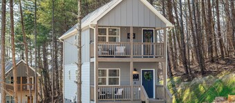 Ideal Location & Mountain Views: Chattanooga Home!