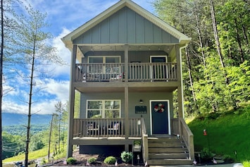 Chattanooga Vacation Rental | 3BR | 2BA | 1,056 Sq Ft | Stairs Required