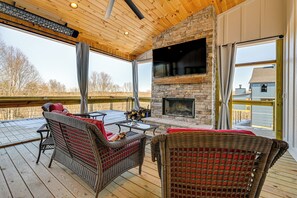 Terrace/patio - Spacious Home in Paradise Grove Nolin Lake! (Clarkson)