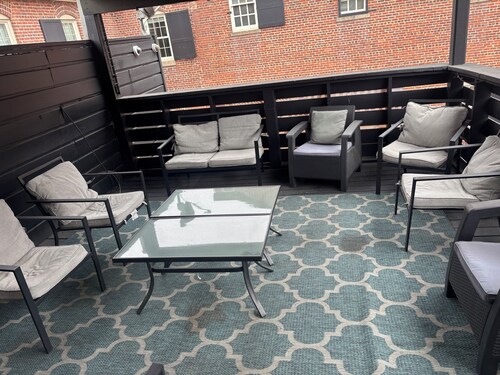 Spacious condo in the heart of nightlife district