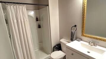 Douche, serviettes fournies, savon, shampoing