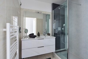 Shower, hair dryer, towels