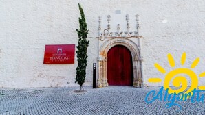 Fachada de un edificio con un letrero rojo que dice "CONVENTO DAS BERNARDAS RESIDENCE".