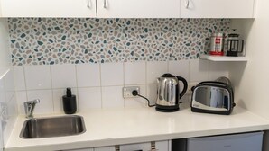 Fridge, electric kettle, toaster, cookware/dishes/utensils - Cozy Melbourne Studio Digital Detox Space (Melbourne)