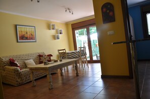 TV, DVD player, books, stereo - Between sea and forest, ideal for couples, quiet place 5 minutes from the beach. (Moaña)