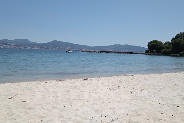 Ligstoelen aan het strand
