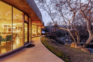 Outdoor dining - River Spirit- Arquitectural wonder of the Sequoias (Three Rivers)