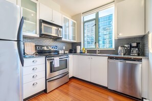 Kjøleskap, mikrobølgeovn, ovn og kokeplater