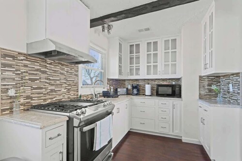 Group Chic | 25 Mins ->NYC  | Free Parking | W/D