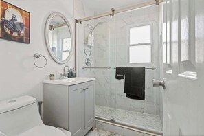 Douche, sèche-cheveux, serviettes fournies, savon