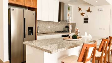 Réfrigérateur, micro-ondes, plaque de cuisson, cafetiÚre/bouilloire