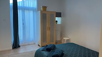 1 dormitorio, escritorio, tabla de planchar con plancha y cuna de viaje