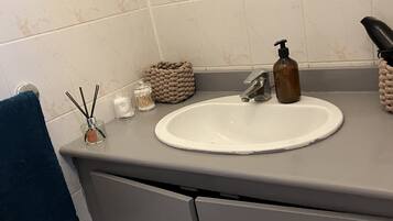 Douche, sèche-cheveux, serviettes fournies, savon