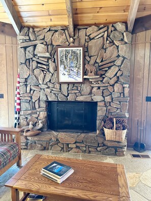 Interior - Charming 4-bedroom Lakefront house in delightful Bass Lake, Private Cove! (Bass Lake)