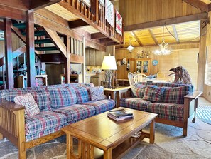 Living area - Charming 4-bedroom Lakefront house in delightful Bass Lake, Private Cove! (Bass Lake)