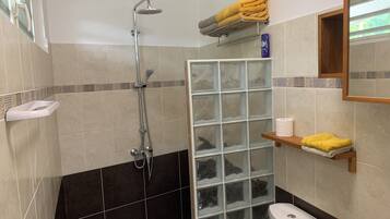Dúplex clásico | Baño | Regadera, regadera tipo lluvia, secadora de cabello, toallas