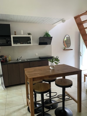 Full-sized fridge, microwave, stovetop, toaster