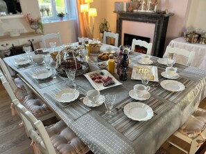Free daily full breakfast - Château Ségot (Neuilly-le-Réal)