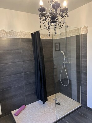 Classic Double Room | Bathroom | Shower, hair dryer - Château Ségot (Neuilly-le-Réal)
