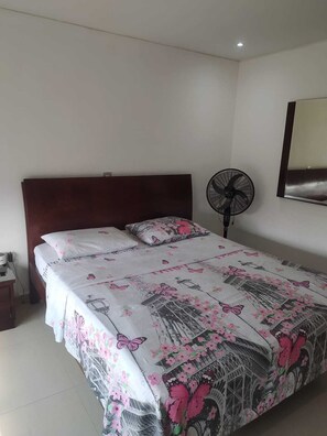 2 室のベッドルーム、アイロン / アイロン台、WiFi