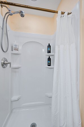 Dusche, Haartrockner, Handtücher, Seife