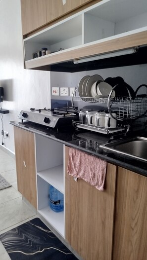 Microwave, stovetop, electric kettle, cookware/dishes/utensils