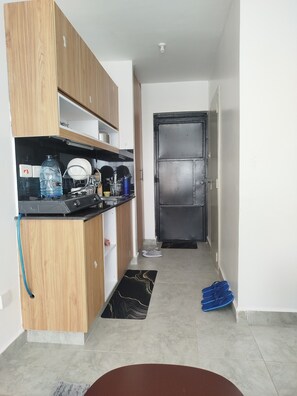 Microwave, stovetop, electric kettle, cookware/dishes/utensils