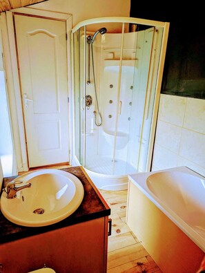 Haartrockner, Handtücher, Seife, Toilettenpapier