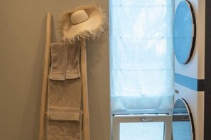 Cribs/infant beds