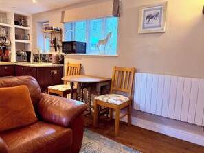 Smart TV, fireplace, books -  Pimpernel Cottage,Bijou Coastal retreat in Blakeney,courtyard,pub, sleeps 3.🌟 (Blakeney)