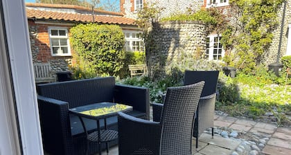 Pimpernel Cottage,Blakeney,2 bed,sleeps 3,courtyard,pub&quay a stones-throw.🌟