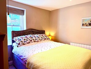 2 bedrooms, travel crib, free WiFi, bed sheets