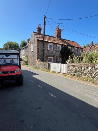  Pimpernel Cottage,Bijou Coastal retreat in Blakeney,courtyard,pub, sleeps 3.🌟