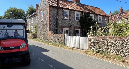 Pimpernel Cottage,Bijou Coastal retreat in Blakeney,courtyard,pub, sleeps 3.🌟