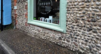 Pimpernel Cottage,Bijou Coastal retreat in Blakeney,courtyard,pub, sleeps 3.🌟