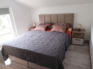 2 bedrooms, iron/ironing board, free WiFi, bed sheets - Šarmantno stanovanje sa krasnim pogledom na more i prelijepa zelena Istra. (Pavićini)