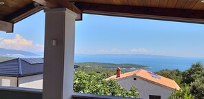 Property grounds - Šarmantno stanovanje sa krasnim pogledom na more i prelijepa zelena Istra. (Pavicini)