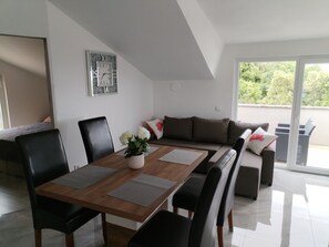 Interior - Šarmantno stanovanje sa krasnim pogledom na more i prelijepa zelena Istra. (Pavićini)