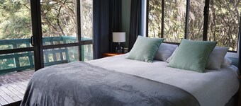 Cosy beach house meters from Okupu Bay