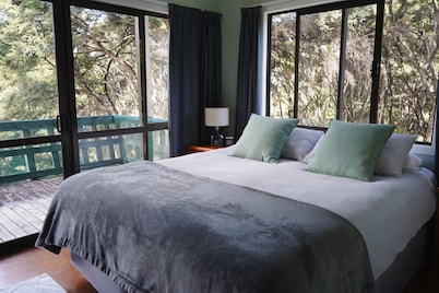Cosy beach house meters from Okupu Bay