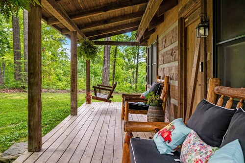 Red Cedar Log Cabin in Nashville