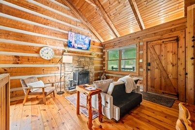Red Cedar Log Cabin in Nashville