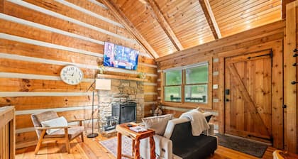 Red Cedar Log Cabin in Nashville
