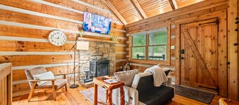 Red Cedar Log Cabin in Nashville