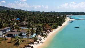 A coastal property with a beach, palm trees, and boats. - Bella Samui Beach Villa (Koh Samui)